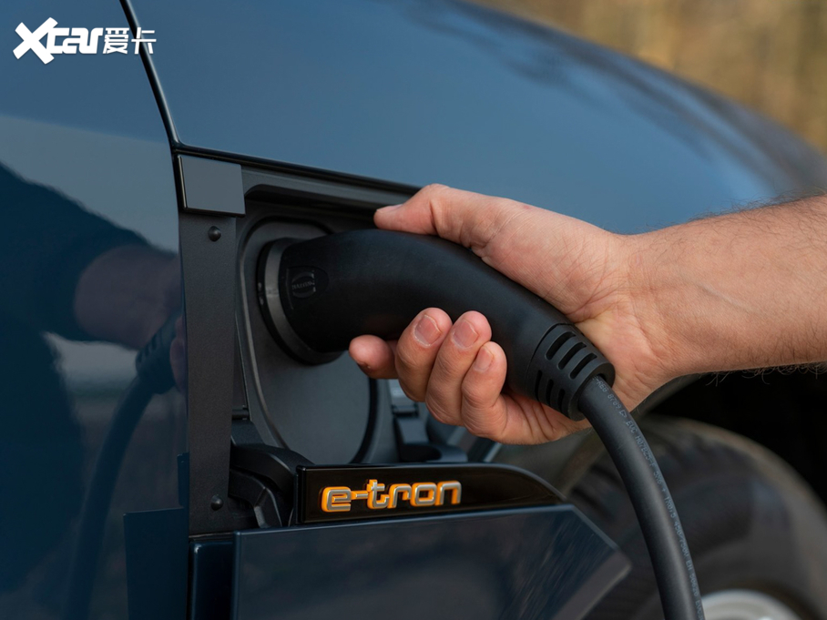 2021��W��e-tron(�M��) ������