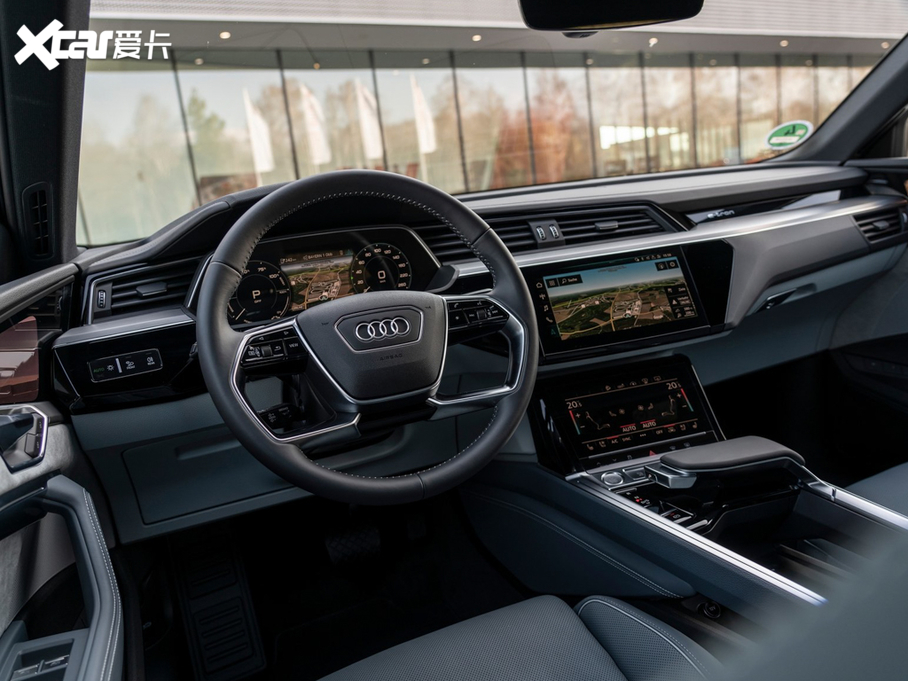 2021��W��e-tron(�M��) ������