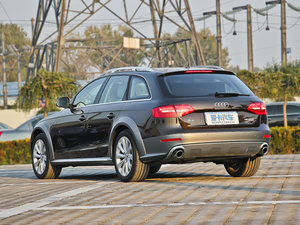 2013款40TFSI 豪华版 左后45度