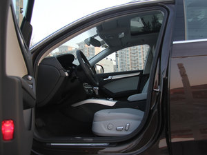 2013款40TFSI 豪华版 前排空间
