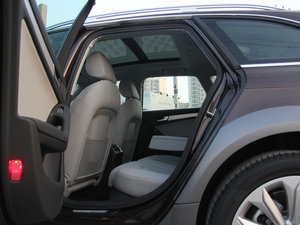 2013款40TFSI 豪华版 后排空间