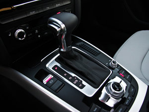 2013款40TFSI 豪华版 换挡杆