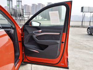 2021��Sportback 55 quattro ���x�� ���g����