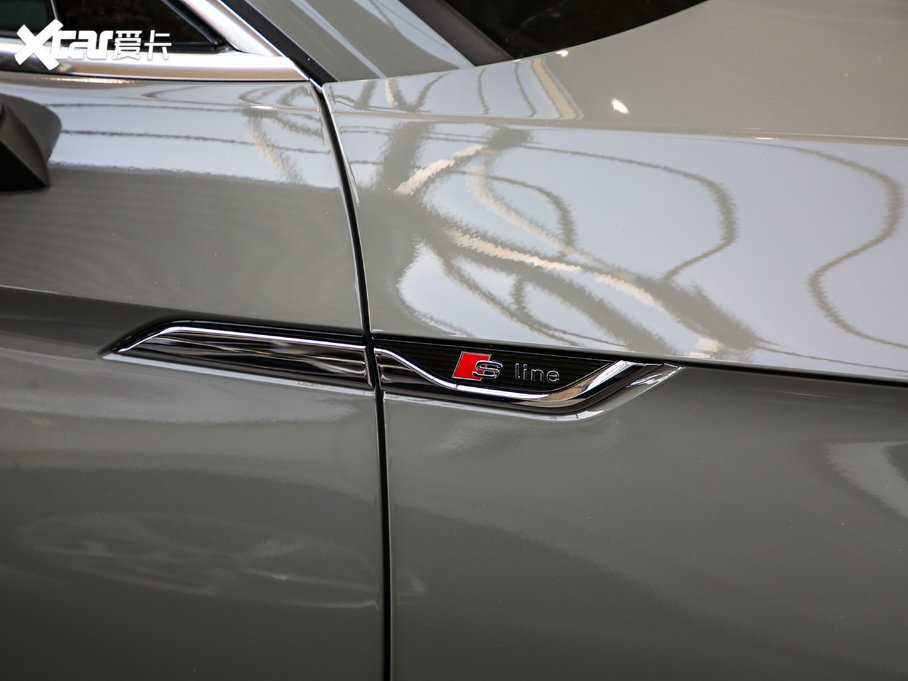 2021WA5 40 TFSI quattro AӸ