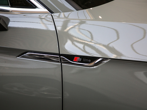 202140 TFSI quattro AӸ ^