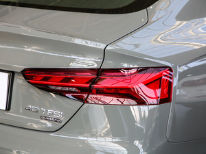 202140 TFSI quattro AӸ ^