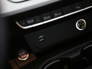 202140 TFSI quattro AӸ п؅^