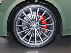 2021款40 TFSI quattro 豪华动感型 轮圈