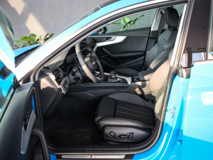 2021款40 TFSI quattro 豪华智雅型 前排空间