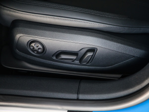 202140 TFSI quattro A {{