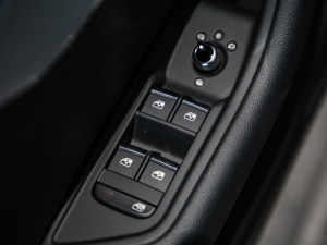 2021款40 TFSI 时尚智雅型 主驾车窗控制区	