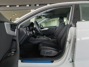 2021款40 TFSI 时尚动感型 前排空间