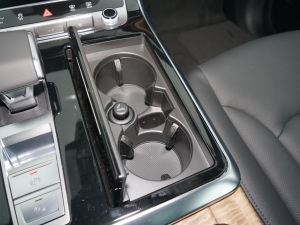 2022款55 TFSI quattro S line冰雪运动版 前排杯架