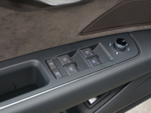 2022款A8L 50 TFSI quattro 舒适型典藏版 主驾车窗控制区	