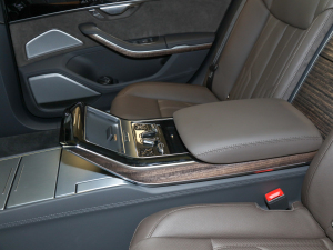 2022款A8L 55 TFSI quattro 尊贵型典藏版 后排中央扶手