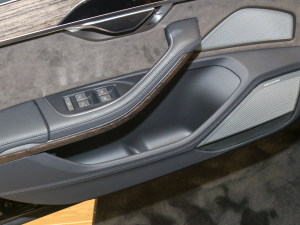 2022款A8L 55 TFSI quattro 尊贵型典藏版 后门储物空间
