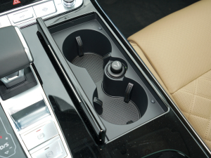 2022款A8L 55 TFSI quattro 豪华型典藏版 前排杯架