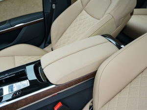 2022款A8L 55 TFSI quattro 豪华型典藏版 中央扶手箱
