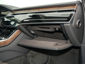 2022款A8L 50 TFSI quattro 豪华型典藏版 手套箱