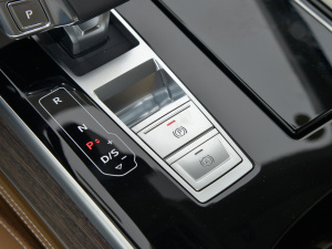 2022款A8L Horch创始人版 双色典藏版 驻车制动器
