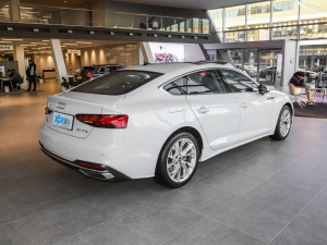 2022款Sportback 40 TFSI 时尚致雅型 右后45度