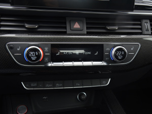 2022��S4 3.0TFSI ���{�{��