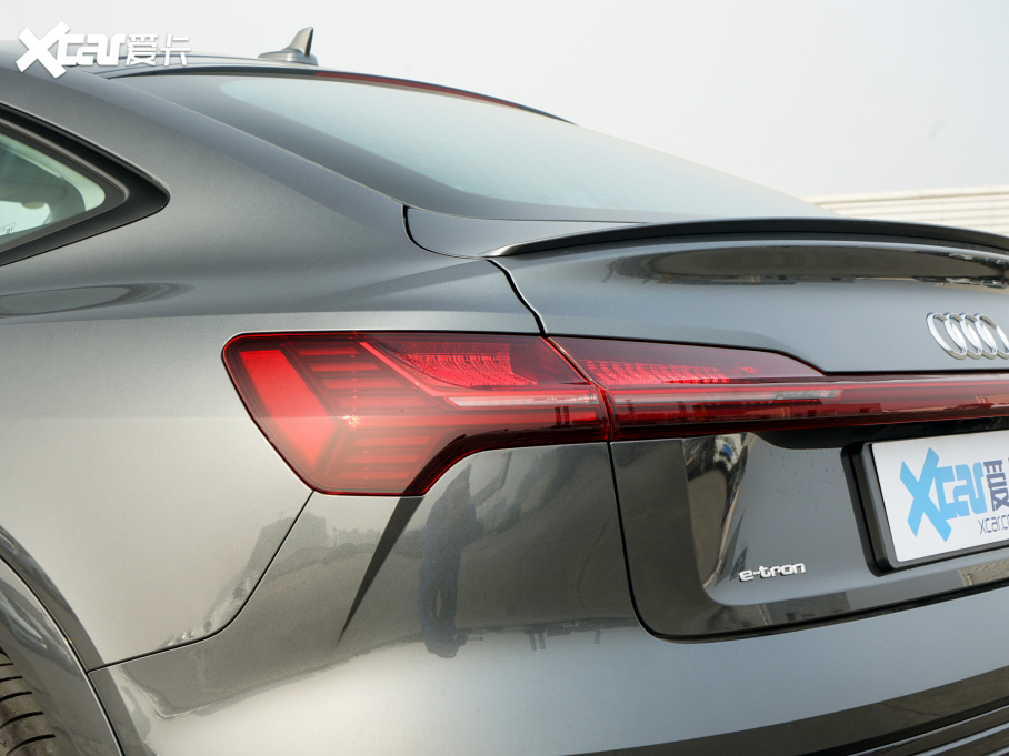 2022We-tron(M) Sportback 55 quattro A