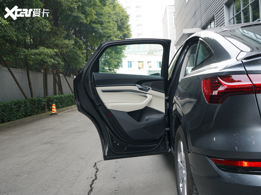 2022��W��e-tron(�M��) Sportback 55 quattro ���A��