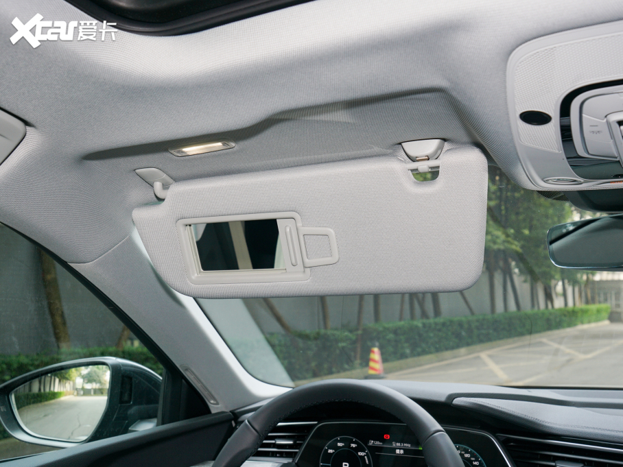 2022We-tron(M) Sportback 55 quattro A