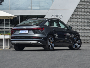 2022款Sportback 55 quattro 臻选型 右后45度