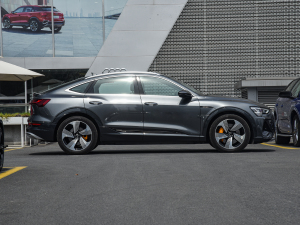 2022款Sportback 55 quattro 臻选型 正侧（右）