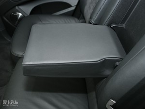 2010款3.6L 技术运动典藏版 后排中央扶手