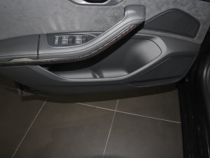 2023款A8L 50 TFSI quattro 臻选型 后门储物空间