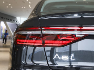 2023A8L 55 TFSI quattro Ş ^