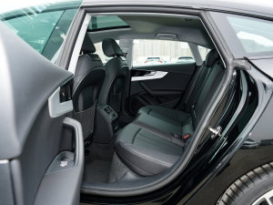 2023款Sportback 45 TFSI quattro 臻选动感型 后排空间