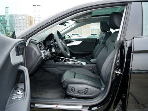 2023款Sportback 45 TFSI quattro 臻选动感型 前排空间