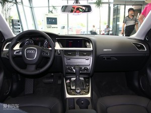 2010款2.0TFSI Sportback 技术型 内饰全景