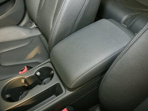 2010款2.0TFSI Sportback 舒适型 中央扶手箱