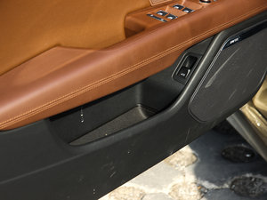2012款3.0TFSI quattro豪华版 前门储物空间