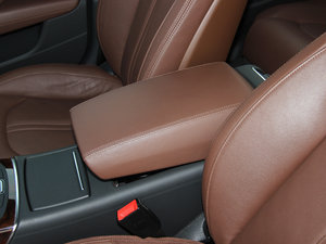 2012款3.0TFSI quattro豪华版 中央扶手箱