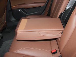 2012款3.0TFSI quattro豪华版 后排中央扶手