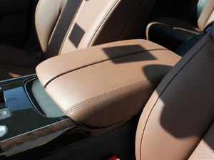 2011款3.0TFSI 尊贵型(245kW) 中央扶手箱