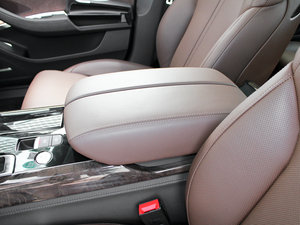 2011款3.0TFSI 豪华型(245kW) 中央扶手箱