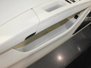 2011款6.3 W12 前门储物空间