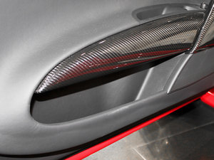 2011款Spyder 5.2 FSI 敞篷版 前门储物空间