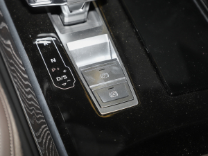 2025��A(y��)8L 45 TFSI quattro ���A�� �п؅^(q��)