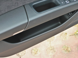 2012款50 TFSI quattro 舒适版 前门储物空间