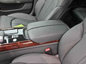 2012款50 TFSI quattro 舒适版 中央扶手箱