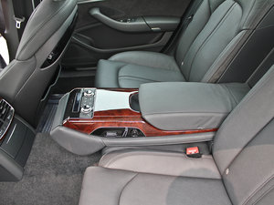 2012款50 TFSI quattro 舒适版 后排中央扶手