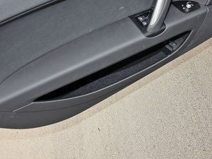 2013款45 TFSI 白色经典版 前门储物空间